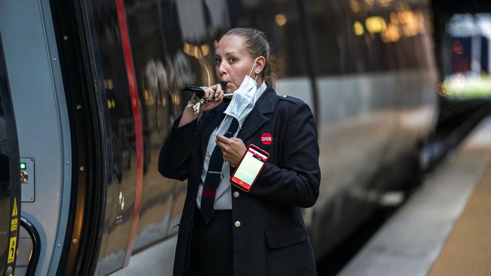 DSB-personalet behøver ikke længere bære mundbind. Men når det gælder passagertallet, er der fortsat et stykke vej til normale tilstande (Arkivfoto). <i>Martin Sylvest/Ritzau Scanpix</i>
