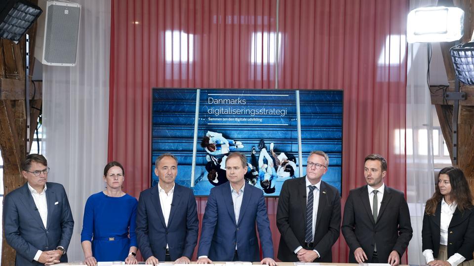 På et pressemøde torsdag har regeringen præsenteret sin nye strategi for digitalisering. Det skete sammen med repræsentanter for erhvervslivet. <i>Liselotte Sabroe/Ritzau Scanpix</i>