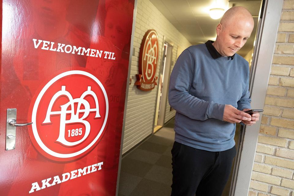 Akademichef Jacob Larsen har haft travlt med at hente nye spillere til AaB. <i>Arkivfoto: Claus Søndberg</i>