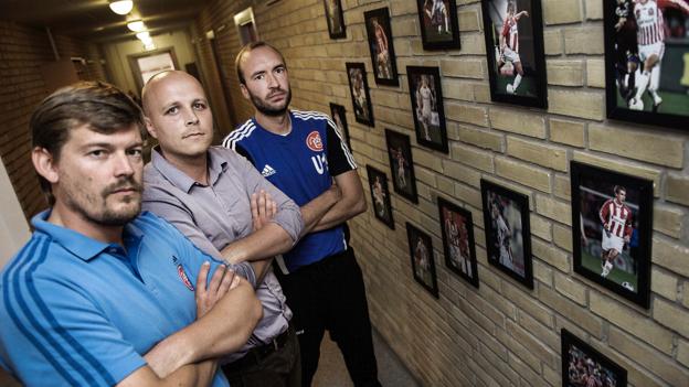 Jacob Larsen (i midten) med to af trænerne fra hans første periode som talentchef i AaB. Til højre er det Jacob Friis, der i dag er Superliga-træner i Viborg og til venstre er det Lars Knudsen, som nu træner det danske U19-landshold. <i>Arkivfoto: Daniel Bygballe</i>