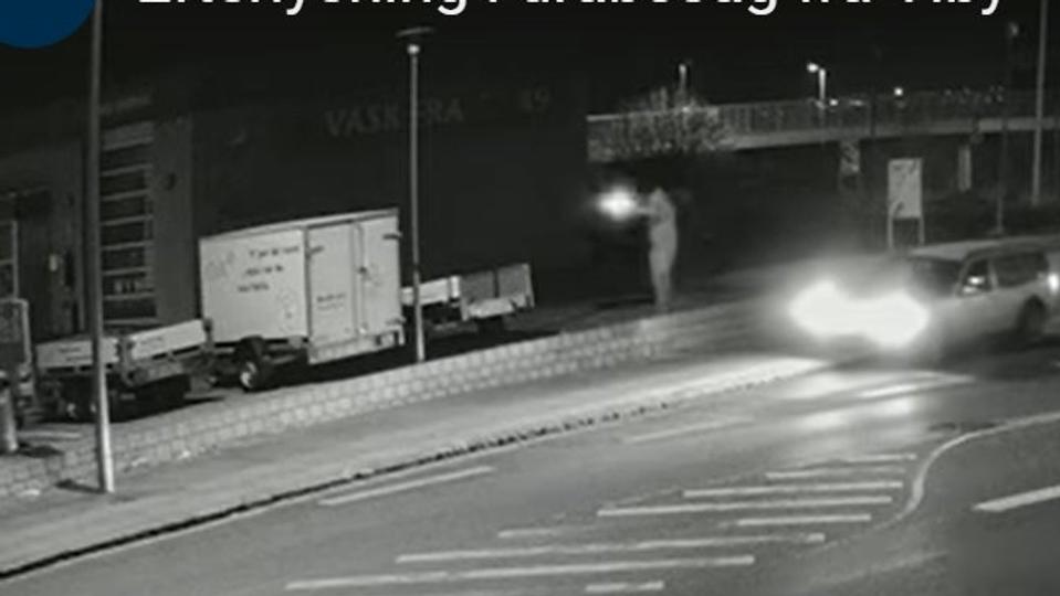 En overvågningsvideo viser, hvordan en gerningsmand affyrer tre skud, inden han løber tilbage mod en ledsagende bil. En 21-årig mand blev dræbt den aften i marts på OK-tanken i Rosenhøj i Viby ved Aarhus. Ifølge politiet havde han ingen forbindelse til det kriminelle miljø. (Politifoto) <i>Østjyllands Politi/Free</i>