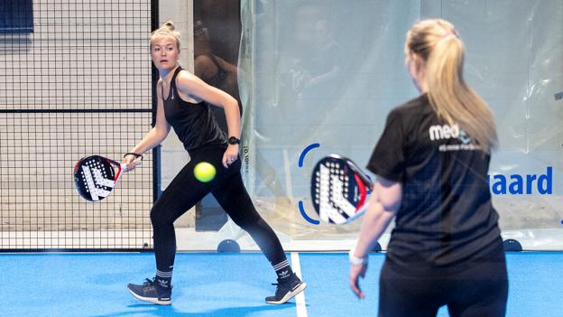 Der er aktivitet i hallen fra tidlig morgen til sen aften, og der er især rift om banerne i aftentimerne. <i>Foto: Lars Pauli</i>