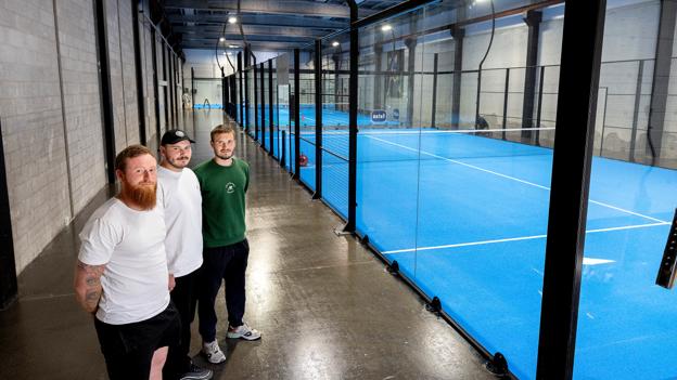 Torsdag blev der malet gulve i den nye hal, og fredag klokken 15 blev banerne taget i brug. Brødrene Tobias, Jeppe og Thomas Christiansen ejer centeret. <i>Foto: Lars Pauli</i>