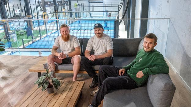Tid og plads til afslapning i det nye loungeområde - der er kølige fadøl og udsigt over hallen. <i>Foto: Lars Pauli</i>