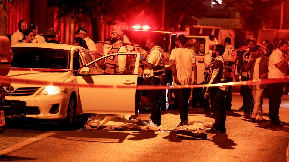 Israelske sikkerhedsstyrker og redningsmandskab arbejder i Elad, hvor flere mennesker er blevet angrebet. Mindst tre er dræbt. <i>Ammar Awad/Reuters</i>