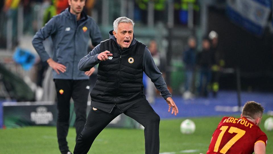 José Mourinho jubler med Jordan Veretout, efter at Roma torsdag sendte Leicester ud i semifinalen i Conference League. <i>Alberto Lingria/Reuters</i>