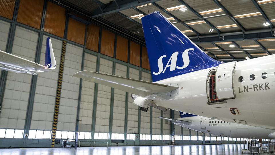 Kabinepersonale i SAS er utilfreds med, at selskabet med den ene hånd opretter datterselskaber og hyrer nyt kabinepersonale, og med den anden hånd fyrer de medarbejdere, der under corona gik med til to års orlov uden løn(Arkivfoto). <i>Mads Claus Rasmussen/Ritzau Scanpix</i>