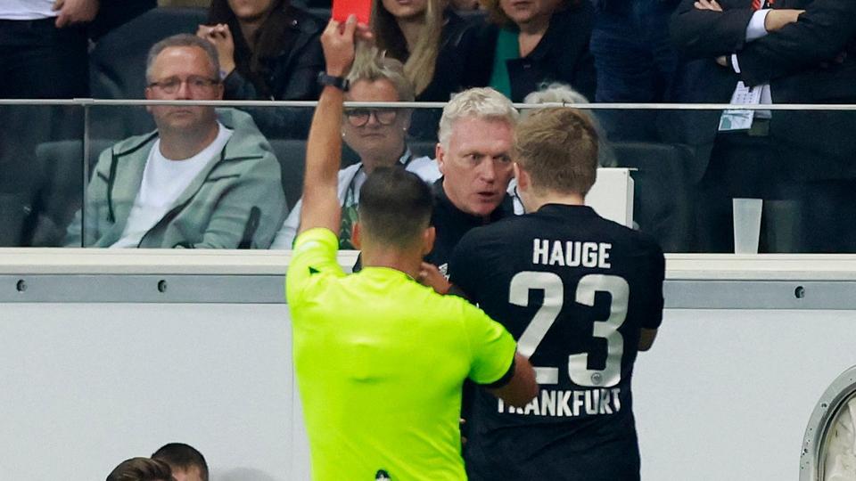 David Moyes blev præsenteret for det røde kort med et kvarter tilbage af torsdagens udekamp mod Eintracht Frankfurt. <i>Peter Cziborra/Ritzau Scanpix</i>