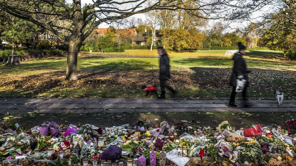 Louise Borglit blev mindet med blomster og lys i Elverparken, hvor hun blev fundet dræbt af knivstik i november 2016. (Arkivfoto) <i>Søren Bidstrup/Ritzau Scanpix</i>