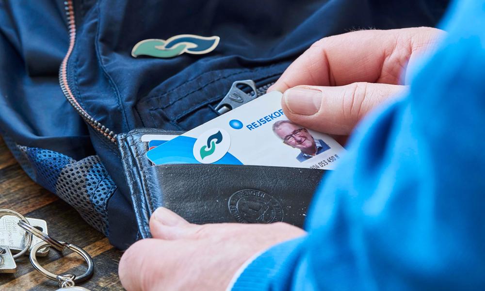Demenssymbolet blev lanceret i 2021 og er udviklet i samarbejde med mennesker med demens. Demenssymbolet udleveres i et demenskit, hvor der findes en demensnål og et udvalg af andre genstande til at signalere, at man kan få brug for støtte eller tålmodighed i det offentlige rum. Symbolet kan sidde på jakke, pung, betalingskort mm. Demenssymbolet blev lanceret i 2021 og er udviklet i samarbejde med mennesker med demens. Demenssymbolet udleveres i et demenskit, hvor der findes en demensnål og et udvalg af andre genstande til at signalere, at man kan få brug for støtte eller tålmodighed i det offentlige rum. Symbolet kan sidde på jakke, pung, betalingskort mm.