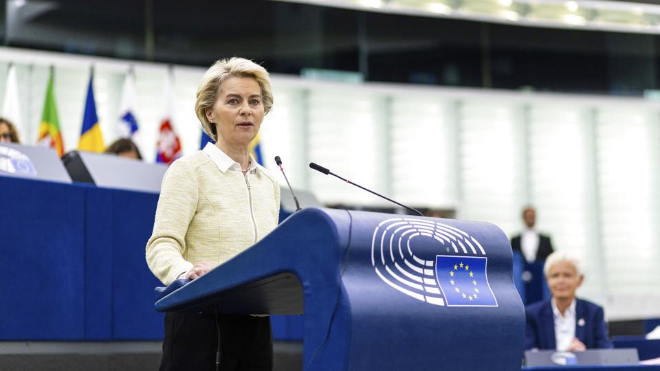 Det bliver ikke let at udfase russisk olie, sagde EU-Kommissionens formand, Ursula von der Leyen, da hun tirsdag præsenterede kommissionens udspil til den sjette sanktionspakke. Den vil dog blive vedtaget, er hun overbevist om forud for de afgørende forhandlinger (Arkivfoto). <i>Philipp Von Ditfurth/Ritzau Scanpix</i>