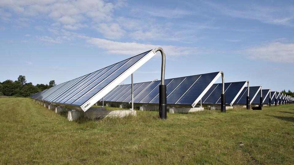 Det er solcelleparker som denne, der hjælper TDC Net med både at opfylde sin grønne målsætning og mindske eksponeringen over for et meget svingende spotmarked på elektricitet. <i>Henning Bagger/Ritzau Scanpix</i>