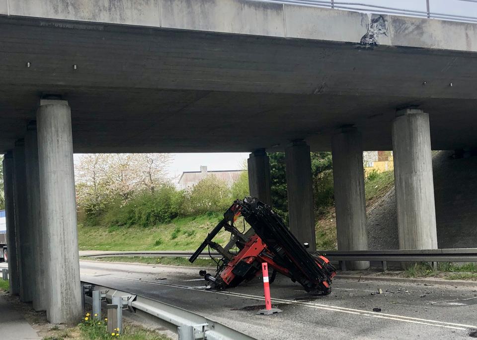 Kran røg af lastbilen, da den ramte broen. <i>Privatfoto</i>