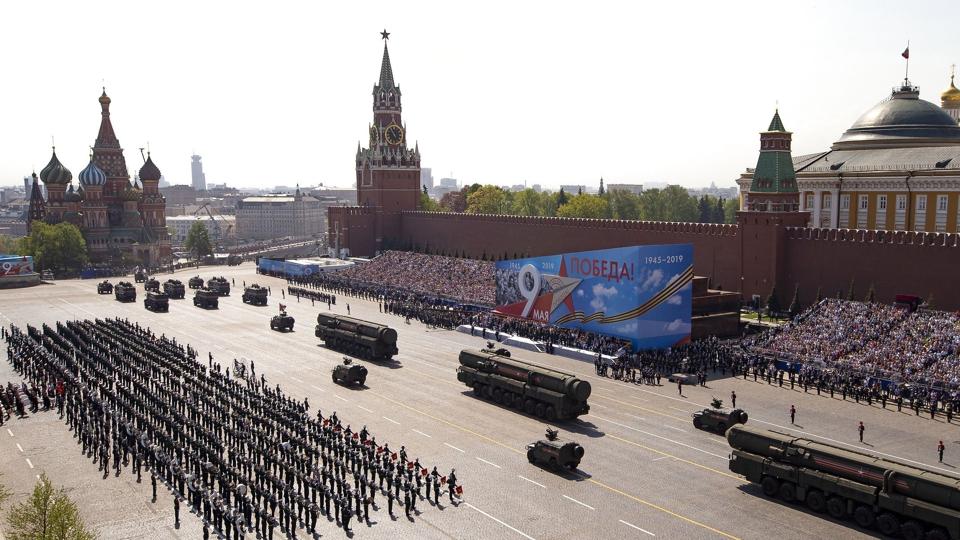 Militære køretøjer på Den Røde Plads under en øvelse til militærparader mandag den 9. maj - Sejrsdagen, hvor Rusland fejrer sejren over Tyskland i Anden Verdenskrig. <i>Alexander Zemlianichenko/Ritzau Scanpix</i>