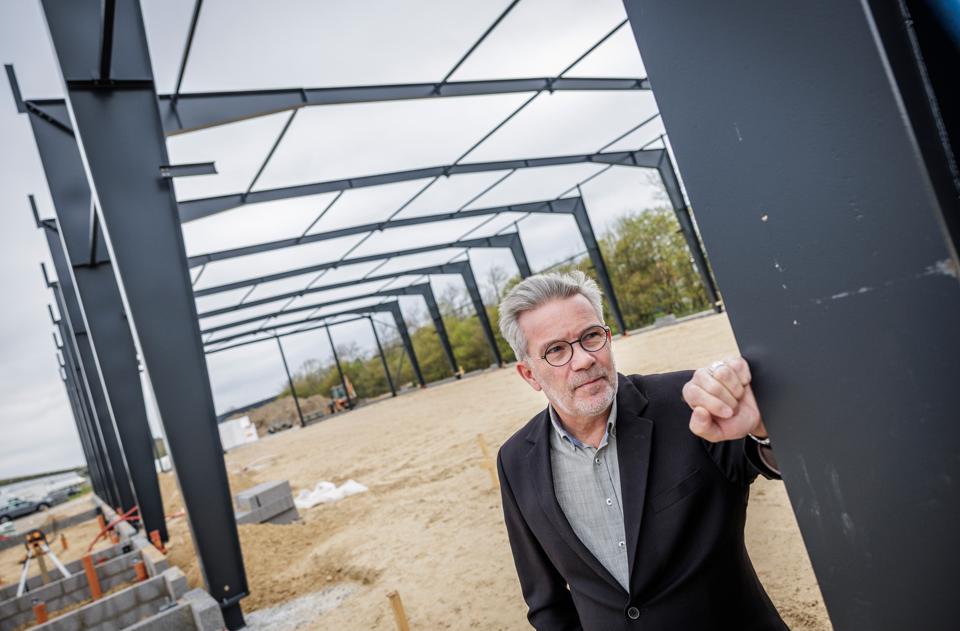 Direktør og hovedaktionær Per Larsen, Sleipner Mechanical, ser frem til at rykke ind i de nye lokaler, som er begyndt at blive bygget i Brønderslev. <i>Foto: Martin Damgård</i>