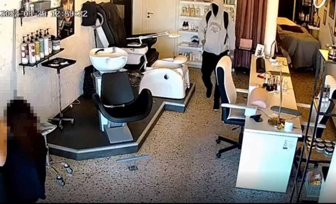 Har begået to røverier: Kan du genkende ham på videoen?