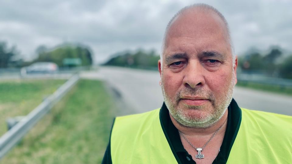 Leder af Park og Vej i Hjørring, Tonny Pedersen fortæller, at kommunen nu gør et nyt forsøg på, at gøre Brønderupvej mere behagelig at køre på. <i>Foto: Jakob Gammelgaard</i>