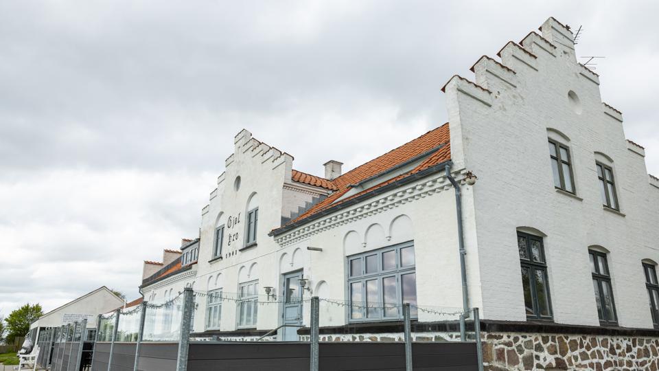Gjøl Kro skal shines op og have ny forpagter. René Poulsen fra ejendomsselskabet håber, at det er muligt at åbne kroen, så den kan betjene de mange sommergæster. <i>Arkivfoto: Kim Dahl Hansen</i>
