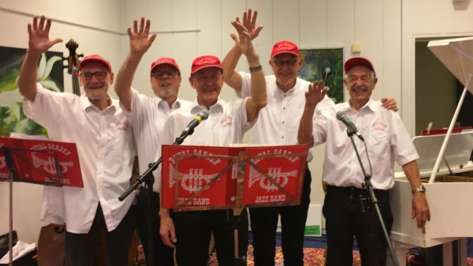 Royal Garden Jazzband har givet én afskedskoncert på Djursland. 21. maj siger bandet også farvel på Mors, hvor det hele startede for mere end 60 år siden. Fra venstre John Tousig, Nykøbing (trommer), Flemming Seiersen, Ørsted (bas), Poul Helge Hansen, Odense (trompet og sang), Ole Fjord Nielsen, Grenå (klarinet og sax) og Svend Frandsen, Grenå (klaver). Basunisten Bob Ekman var ikke med til denne koncert, men deltager ved koncerten i Nykøbing. <i>Privatfoto</i>
