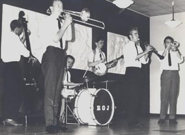 Fra den allerførste koncert med Royal Garden Jazzmen. Fra venstre Flemming Seiersen (bas), Hans Jørgen Sejersen (basun), Harald Degn Pedersen (trommer), Svend Knudsen (banjo), Erik Bendsen Poulsen (klarinet) og Kjeld Lyngsø Jensen (trompet). <i>Arkivfoto</i>