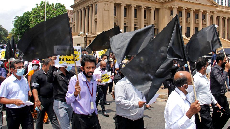 Det kom fredag til voldelige uroligheder i Sri Lankas hovedstad, Colombo, da studenter forsøgte at storme parlamentet under demonstrationer mod regeringen. <i>-/Ritzau Scanpix</i>