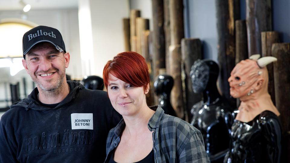 Johnni Dagø og Jannie Olesen er begge fra Nykøbing. Lørdag 14. maj åbner de butikken Dark Hollow, hvor de sælger tøj, brugskunst og sexlegetøj, Nykøbing Mors. <i>Foto: Bo Lehm</i>