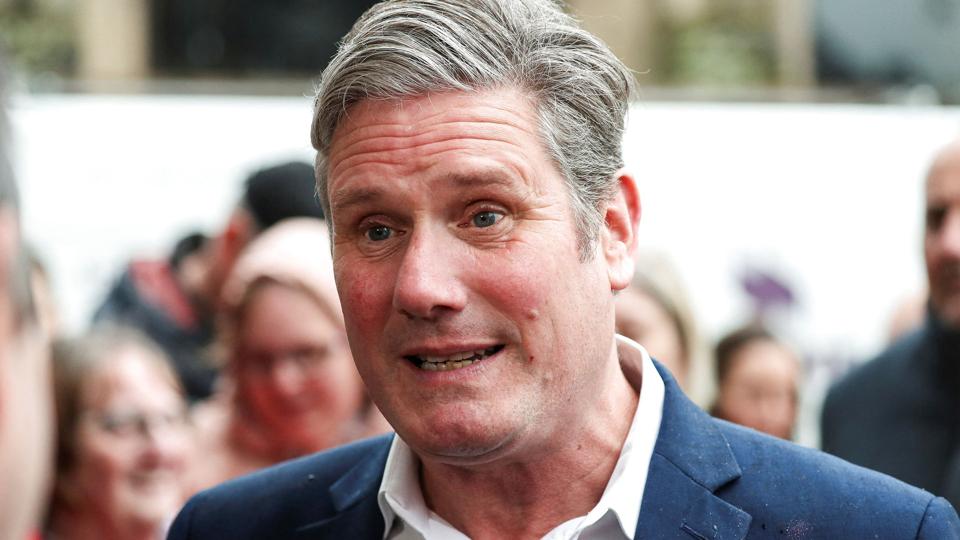 Labours leder, Keir Starmer, glæder sig fredag over flere vigtige sejre til hans parti ved torsdagens britiske lokalvalg. Men nu beskyldes han - lige som premierminister Boris Johnson - for at have brudt reglerne om at gå i isolation under coronapandemien. <i>Scott Heppell/Reuters</i>