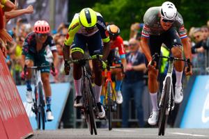 Van der Poel kører fra Magnus Cort og sejrer i Giroen