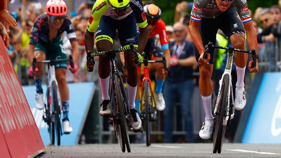 Mathieu van der Poel (til højre) vandt lige foran blandt andre Magnus Cort (bagest til venstre), da 1. etape af Giro d'Italia blev kørt. <i>Luca Bettini/Ritzau Scanpix</i>