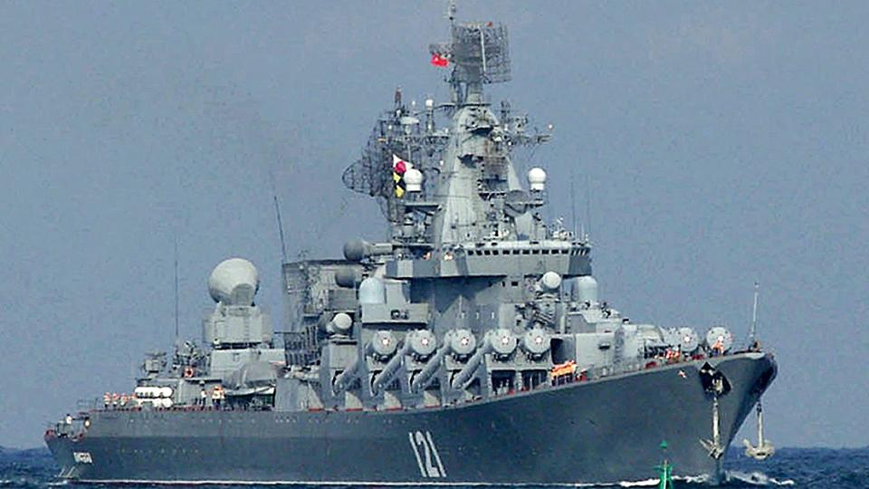 14. april sank det russiske krigsskib "Moskva" i Sortehavet. Det var dagen efter, at Ukraine ifølge egne oplysninger havde ramt skibet med to raketter. Ruslands version er, at en brand om bord i et ammunitionsdepot ødelagde skibet, og at det således ikke var blevet ramt af Ukraine. <i>Vasiliy Batanov/Ritzau Scanpix</i>