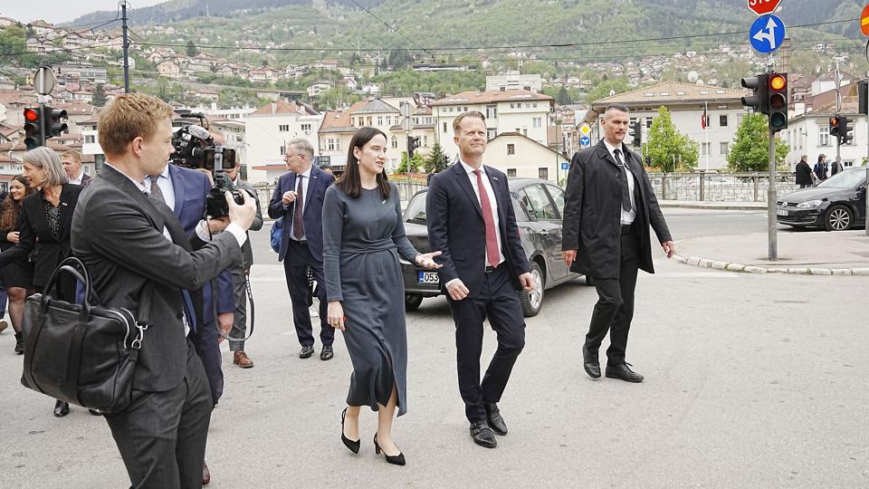 Udenrigsminister Jeppe Kofod møder Sarajevos borgmester Benjamina Karic og går tur gennem den gamle bydel af Sarajevo. <i>Bo Amstrup/Ritzau Scanpix</i>