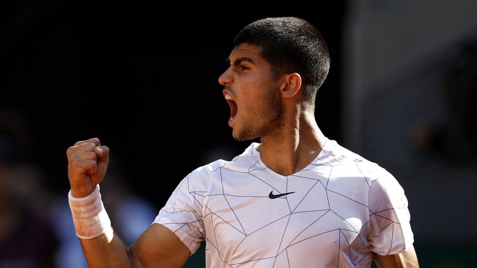 Carlos Alcaraz ligger nummer ni på verdensranglisten. Fredag slog han Spaniens måske bedste spiller nogensinde, Rafael Nadal. <i>Juan Medina/Reuters</i>