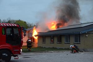 Brand på fynsk skole er slukket - brandfolk fortsat på stedet