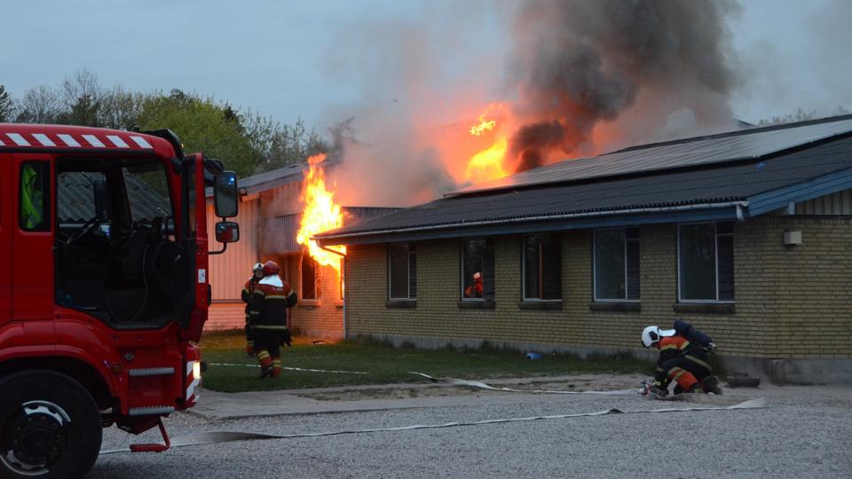 Brandvæsnet arbejder med flammerne fra en ildebrand i Gislev Friskole på Midtfyn. <i>Presse-Foto.dk Karl Bjerg/Ritzau Scanpix</i>