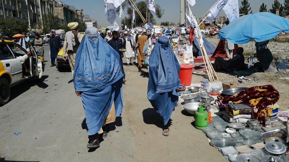 To burkaklædte kvinder ses her ved et marked i Kabul (Arkivfoto). <i>Hoshang Hashimi/Ritzau Scanpix</i>