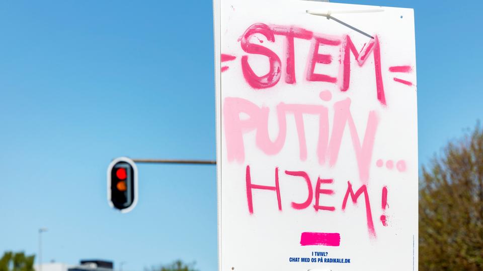 Plakaterne er kommet op på Hobrovej i Aalborg til folkeafstemning. <i>Foto: Henrik Bo</i>