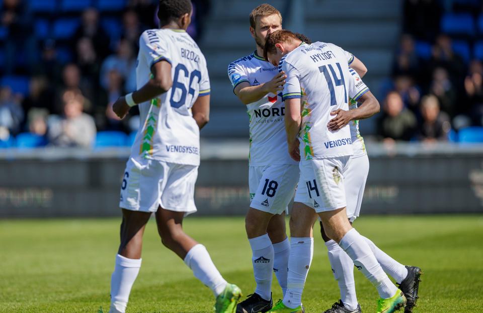 Tiemoko Konate tiljubles af holdkammeraterne efter et af sine tre mål mod Jammerbugt FC. <i>Foto: Henrik Bo</i>
