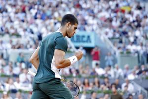 Tenniskometen Alcaraz fuldender vild triumf i Madrid