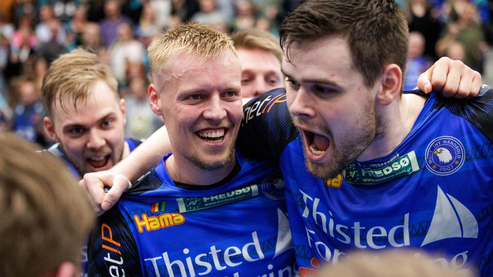 Kasper Lindgren (th.) er ny anfører i Mors-Thy Håndbold. I denne omgang deles anførerrollen dog mellem to af klubbens mere erfarne folk. <i>Arkivfoto: Bo Lehm</i>