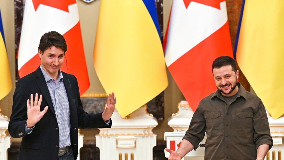 Ukraines præsident, Volodymyr Zelenskyj (th), fik søndag besøg i Kyiv af Canadas premierminister, Justin Trudeau. I forbindelse med årsdagen for Anden Verdenskrigs afslutning har Zelenskyj udsendt en video, hvor han i barske vendinger sammenligner Rusland med Nazityskland. <i>Sergei Supinsky/Ritzau Scanpix</i>