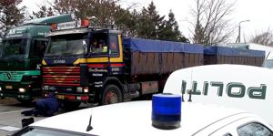 Politi kontrollerer lastbiler op til marked