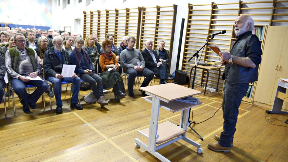Michael Fenger fra Jannerup var den, der bød velkommen til de omkring 100 mennesker, som var mødt frem til stormødet.Foto: Bente Poder <i>Bente Poder</i>