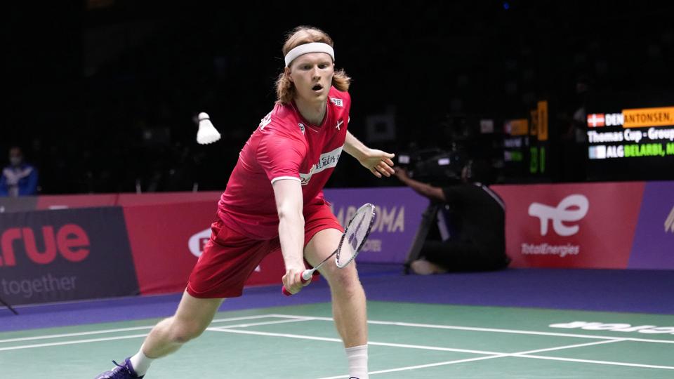 Anders Antonsen vandt 21-5, 21-8 i sin første kamp ved Thomas Cup. <i>Sakchai Lalit/Ritzau Scanpix</i>