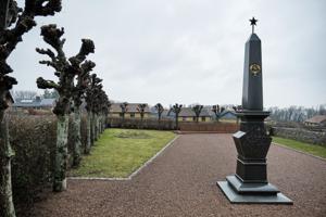 Russisk obelisk på Bornholm udsat for blåt og gult hærværk