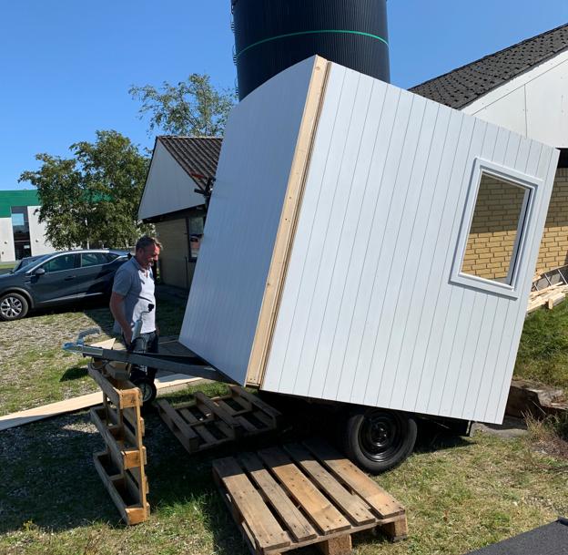 Badehusets sider monteres på trailerpladen. <i>Privatfoto</i>