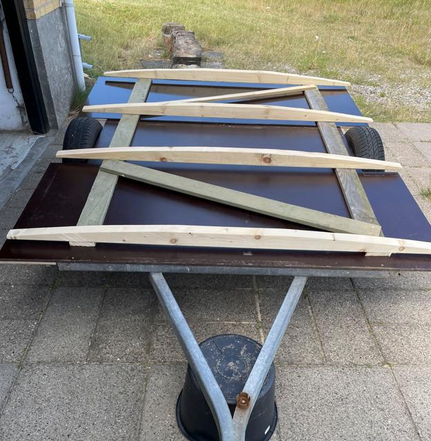 Lægterne til husets tag skæres til, så taget får den perfekte bue. Her er tagkonstruktionen midletidigt placeret på husets gulv, så man hele tiden er sikker på, at delene passer sammen. <i>Privatfoto</i>