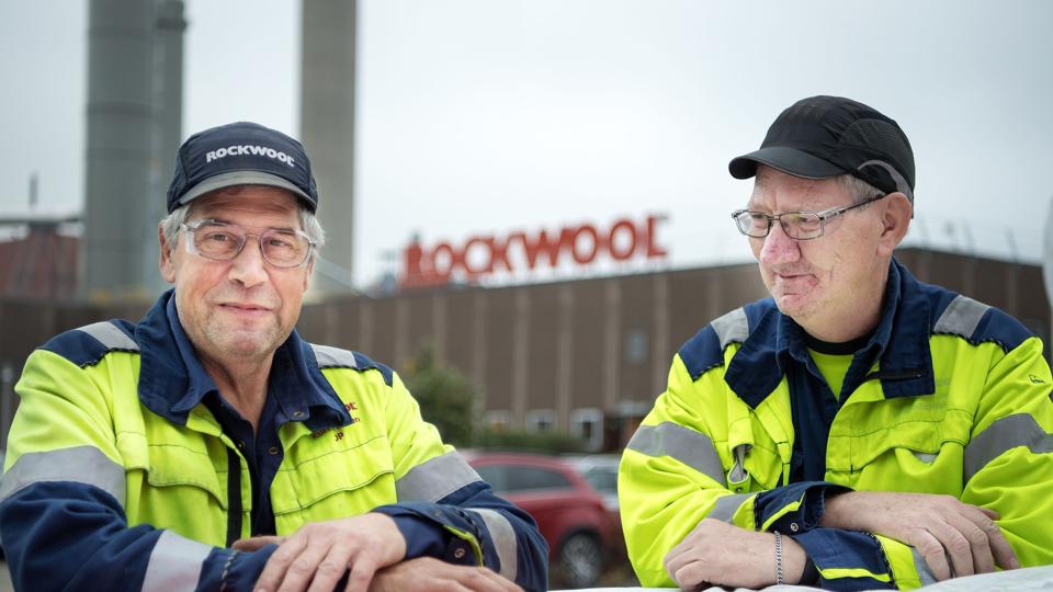 Kurt Sørensen Norup ved Hadsund og Hans Jørgen Jensen fra Arden har været med fra begyndelsen på Rockwoolfabrikken i Øster Doense. De kan sammen med fabrikken fejre 40 års jubilæum.	Foto: Henrik Bo <i>Foto: Henrik Bo</i>