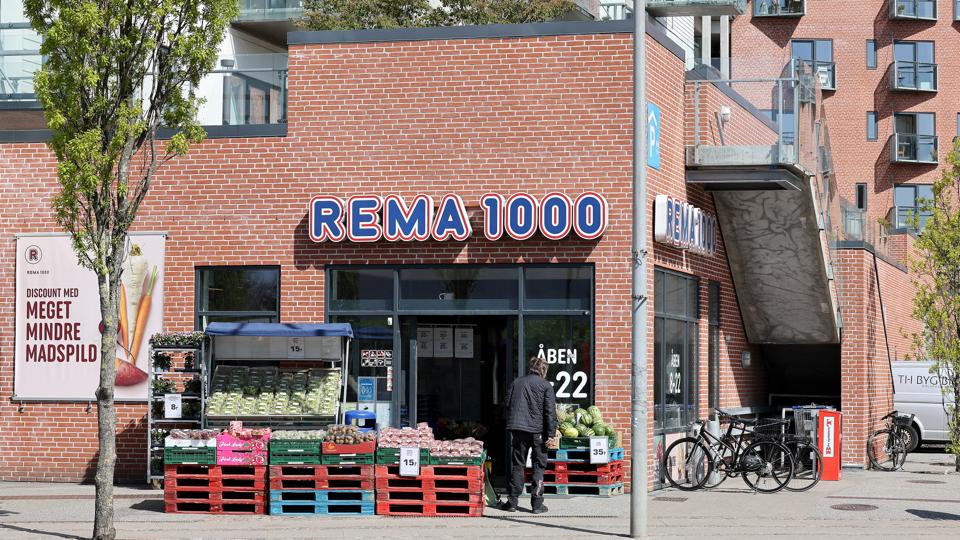 Der skal en ny købmand i spidsen for Rema 1000 på Østerbro i Aalborg. Den nuværende købmand har opsagt sin franchisekontrakt. Det sker efter to kontrolrapporter, der begge endte i sure smileyer. <i>Arkivfoto: Bente Poder</i>