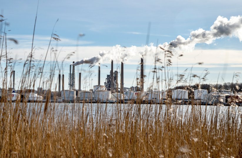 Aalborg Portland udleder ca. 2,2 mio. tons CO2 om året. Det er med afstand mest af alle virksomheder i Danmark, faktisk næsten 14 gange mere end den næststørste udleder, Nordic Sugar, der driver to sukkerfabrikker på Lolland og Falster. <i>Foto: Henning Bagger/Ritzau Scanpix</i>