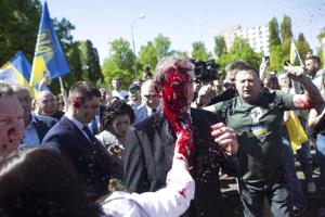 Russisk ambassadør får kastet rød maling i hovedet i Polen